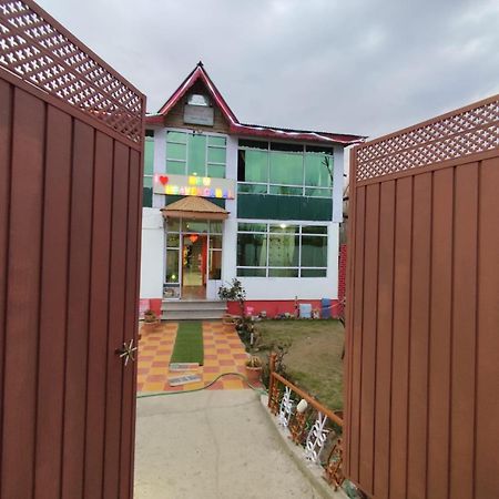 Srīnagar Hotel New Heaven Canal מראה חיצוני תמונה