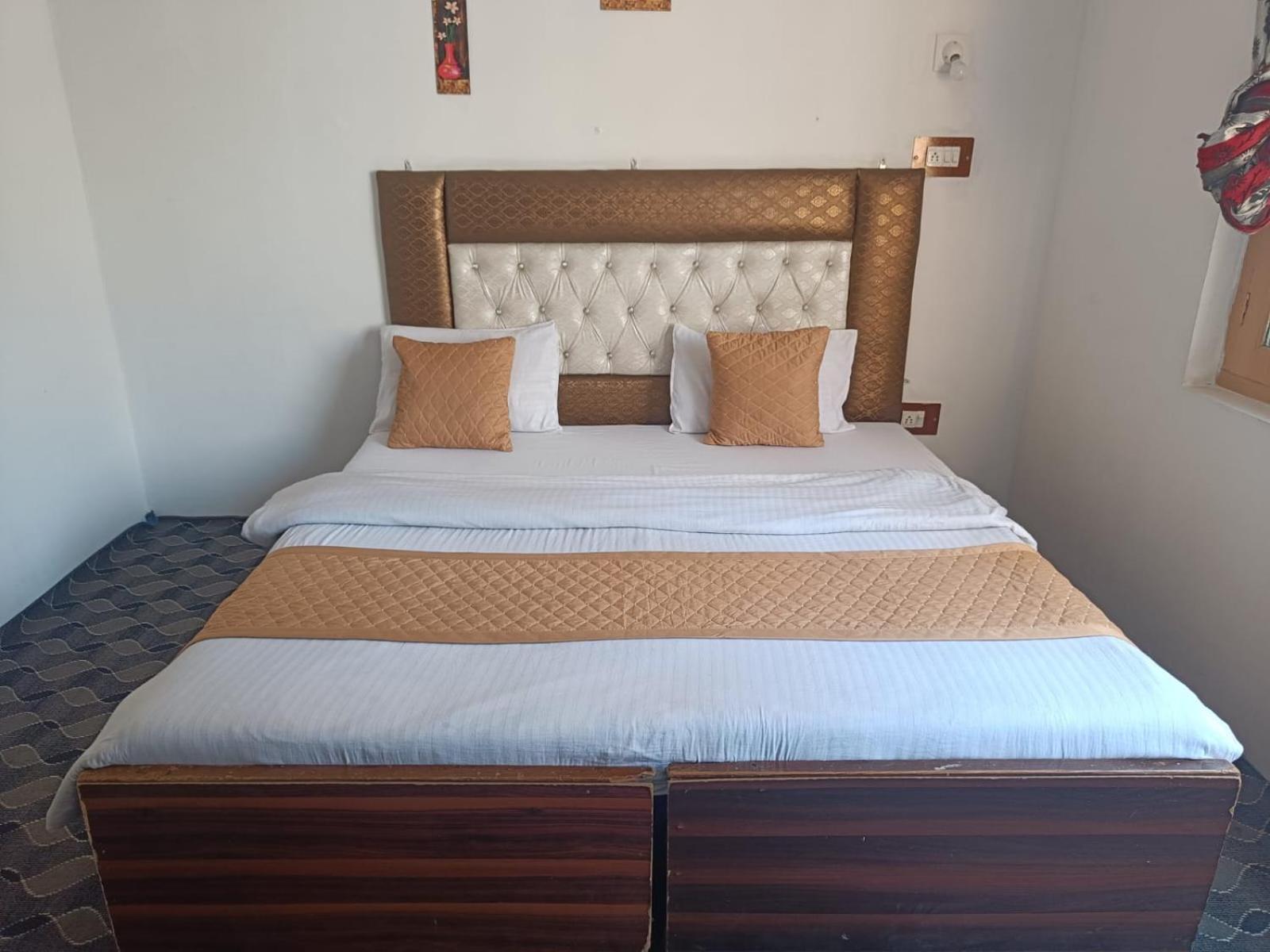 Srīnagar Hotel New Heaven Canal מראה חיצוני תמונה