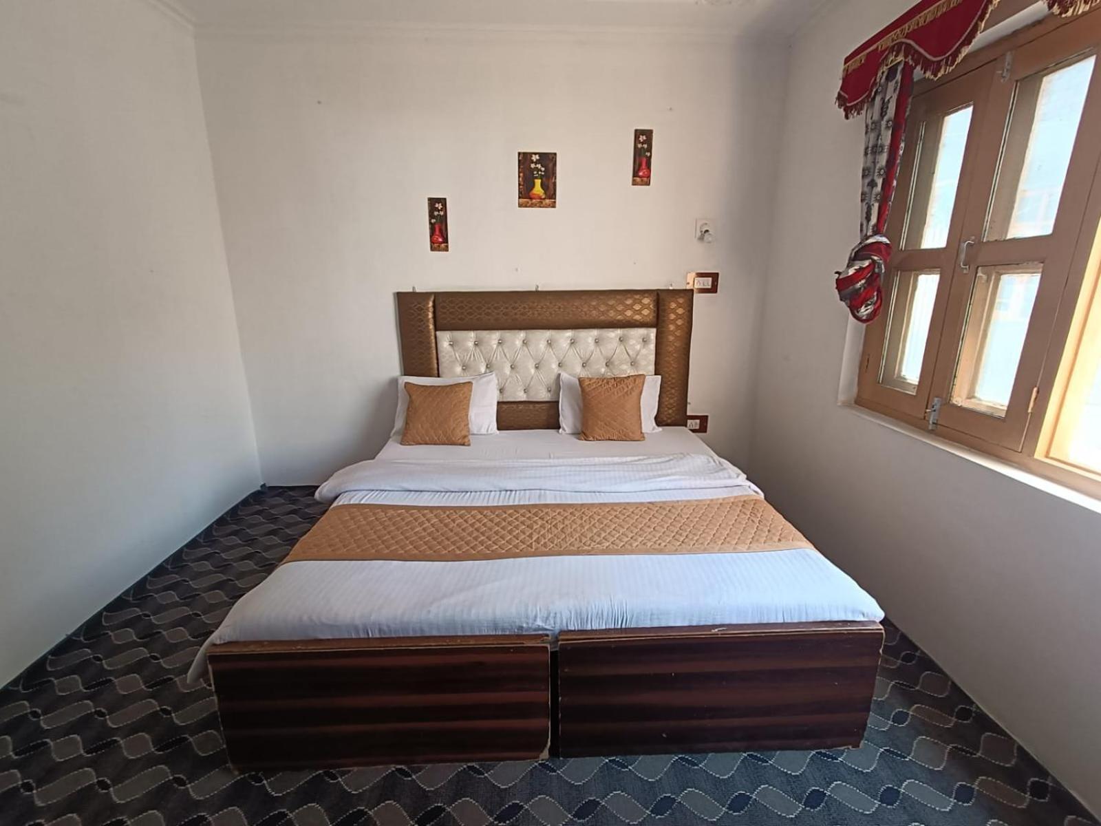 Srīnagar Hotel New Heaven Canal מראה חיצוני תמונה