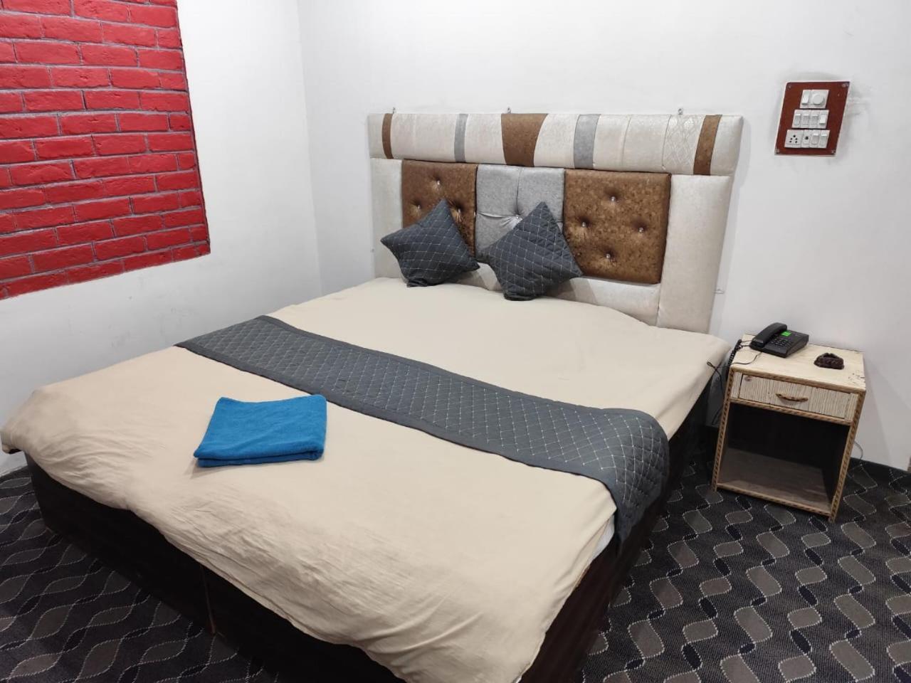 Srīnagar Hotel New Heaven Canal מראה חיצוני תמונה